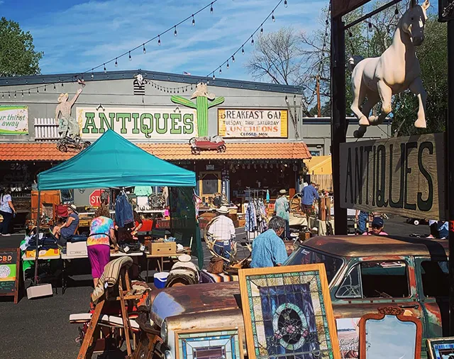 Cowgirl Country Antiques outside on a sunny day.
